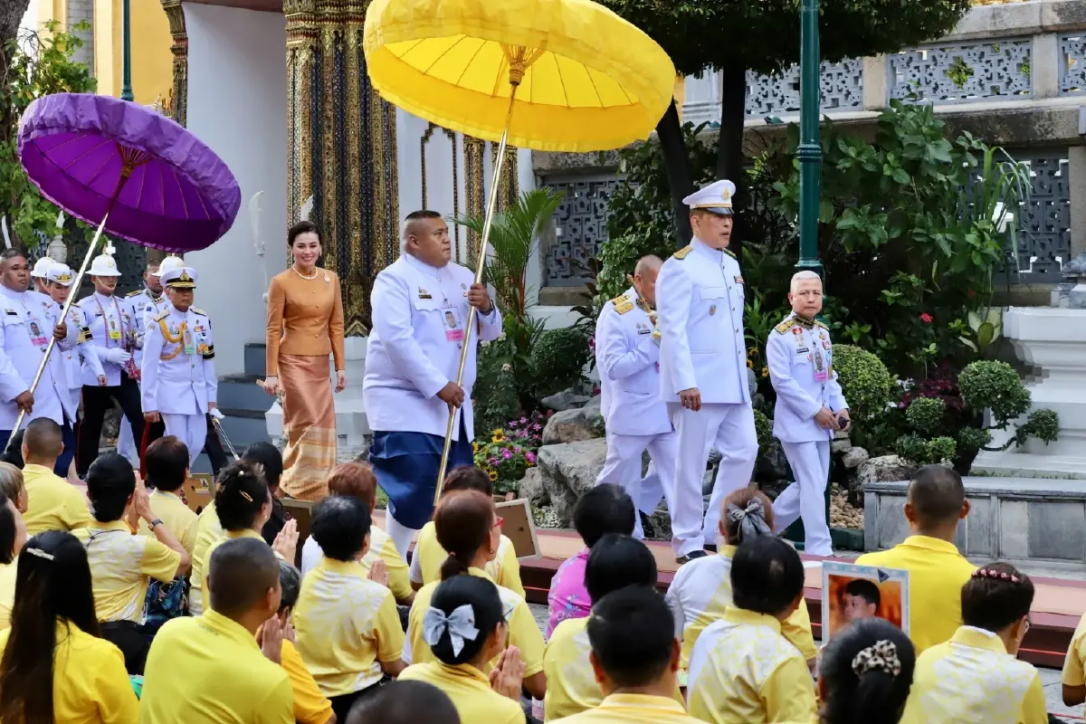 ในหลวง-พระราชินี เสด็จฯ ทรงเปลี่ยนเครื่องทรงฤดูร้อน พระแก้วมรกต