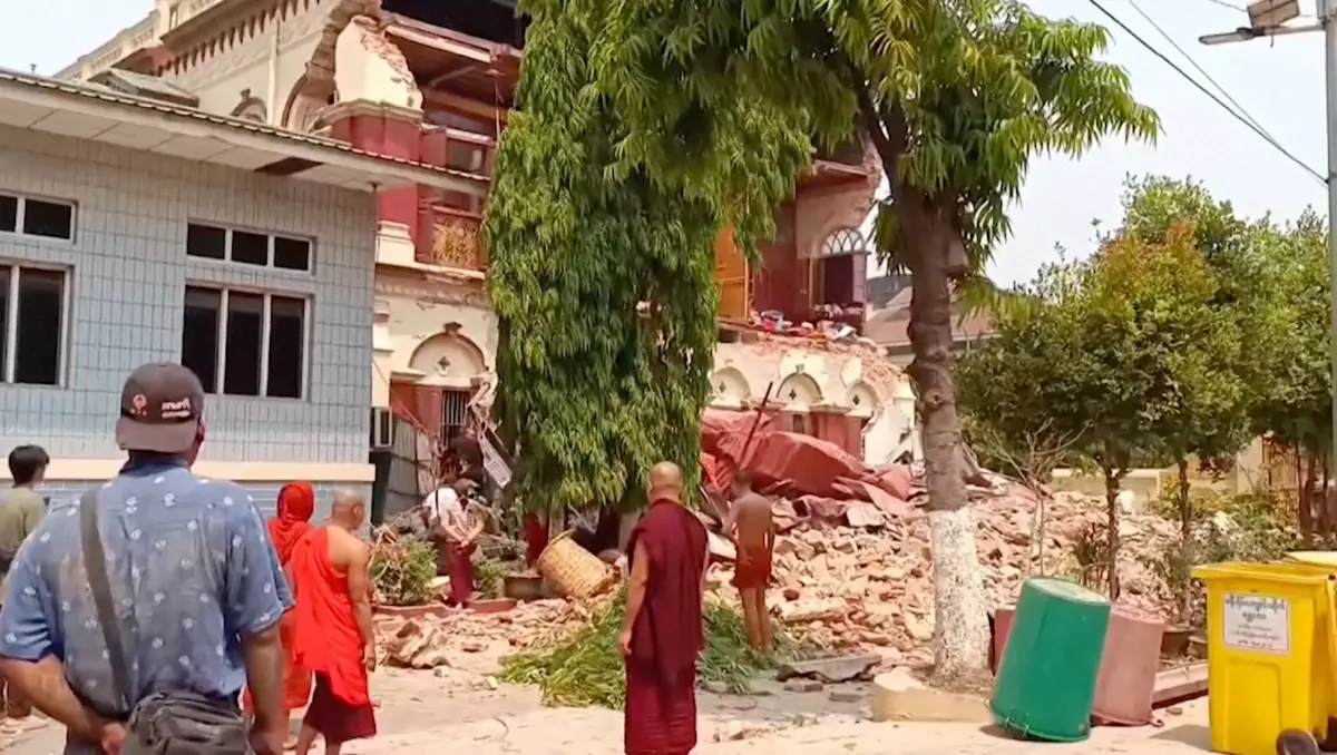 รวมภาพความเสียหายใน 'เมียนมา' ชาวบ้านต้องใช้สองมือขุดซากอาคาร