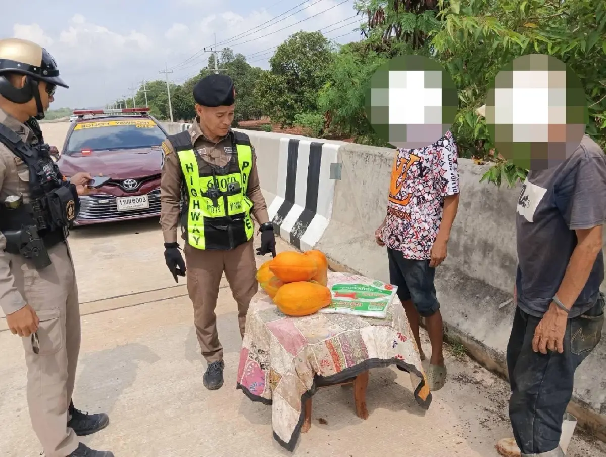 อย่าทำตาม โคราชวุ่น ชาวบ้านตั้งร้านขายผลไม้ กลางมอเตอร์เวย์ M6