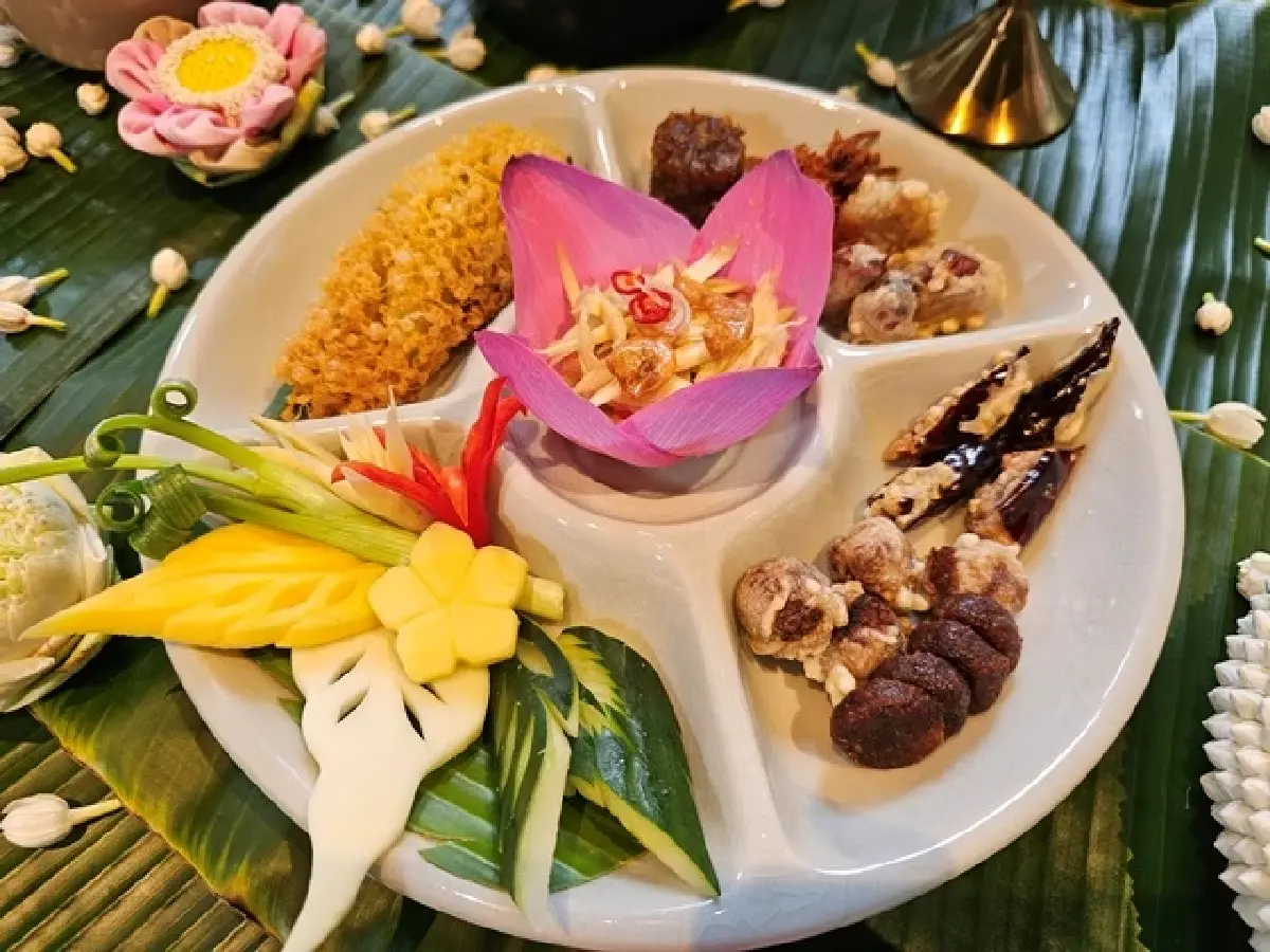 ‘ข้าวแช่ 2025’ และ ‘เซตอาหารกลางวัน’ ที่ ‘โรงแรมดุสิตธานี กรุงเทพ’