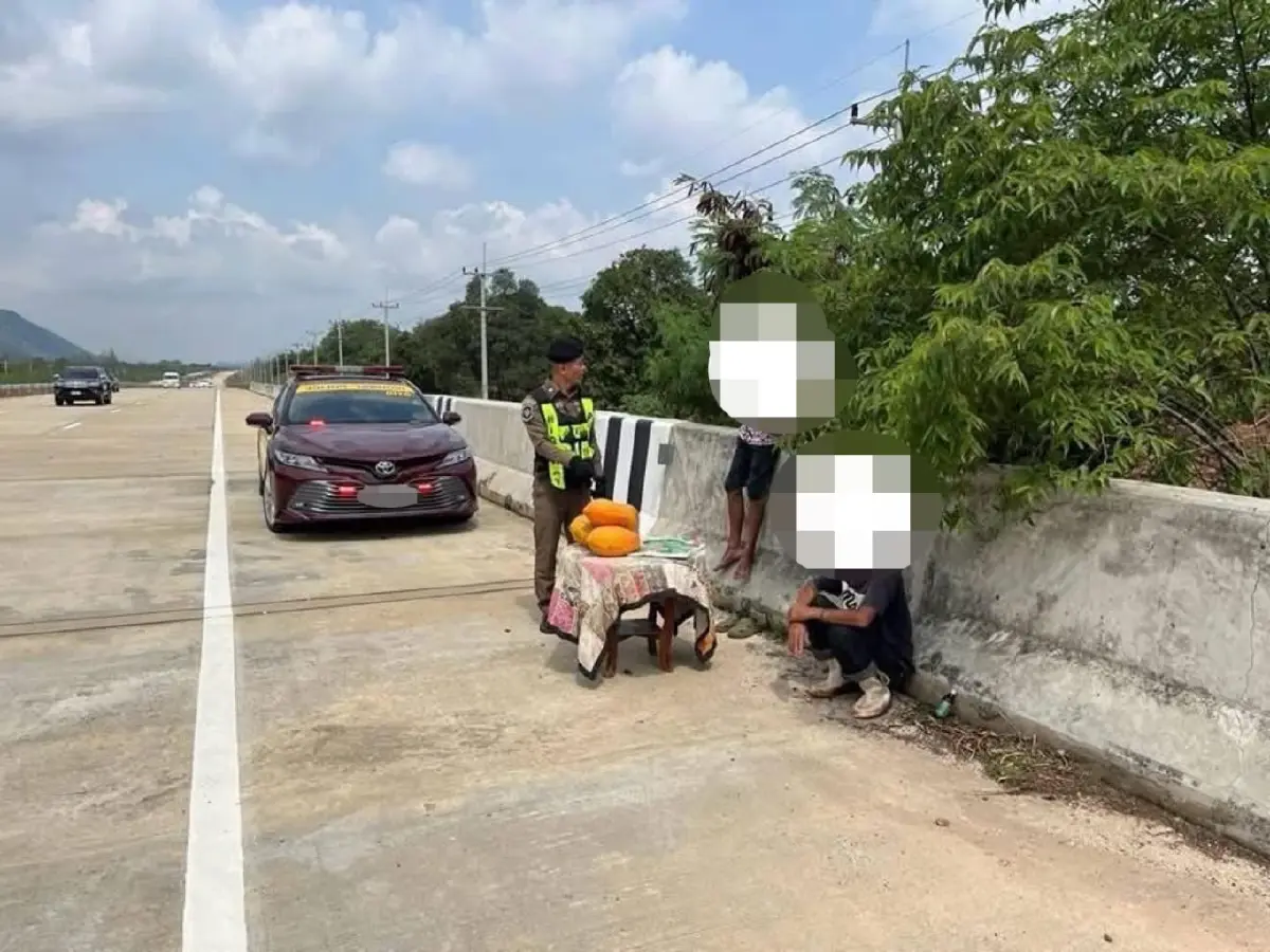อย่าทำตาม โคราชวุ่น ชาวบ้านตั้งร้านขายผลไม้ กลางมอเตอร์เวย์ M6