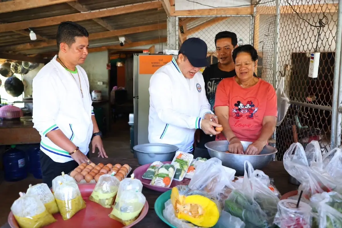 ‘ธรรมนัส’ ล้อมวงกินน้ำชา ชาวบ้าน ช่วย บิ๊กโอ หาเสียง นครศรีฯ เขต8
