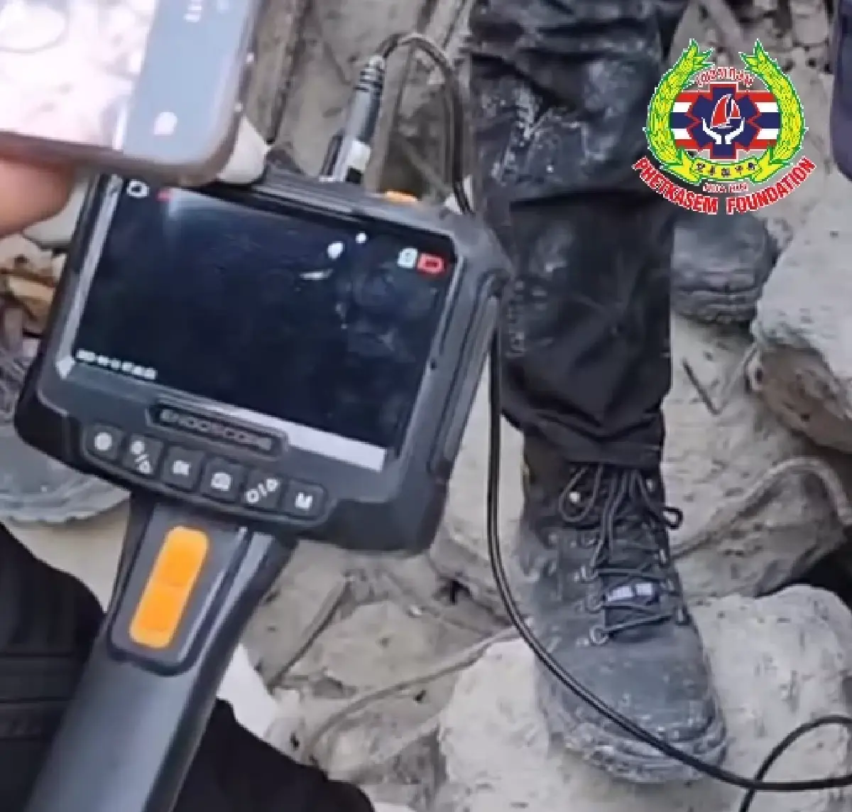 คืบหน้า พบแสงไฟมือถือ ใต้ซากตึกโซน B สแกนพบคน เร่งเปิดโพรงใหญ่