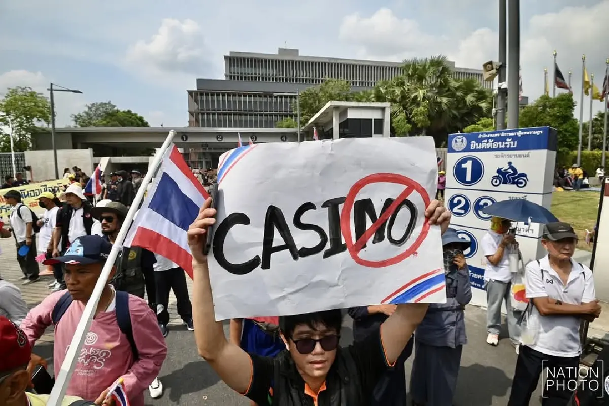 'ม็อบต้านกาสิโน' บุกสภา ค้านร่างเอ็นเตอร์เทนเมนต์คอมเพล็กซ์