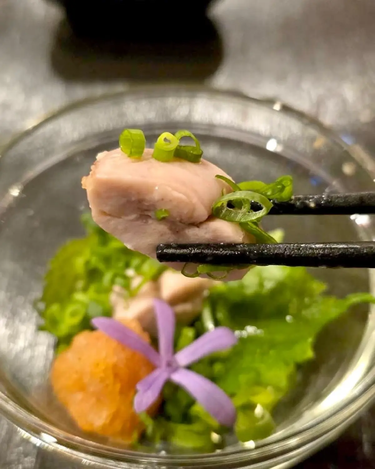 'ซาซิมิ' ปลาไทย โดยนักแล่ปลา 'เกียวทัค' กับเชฟชายร้าน 'Black Inu'