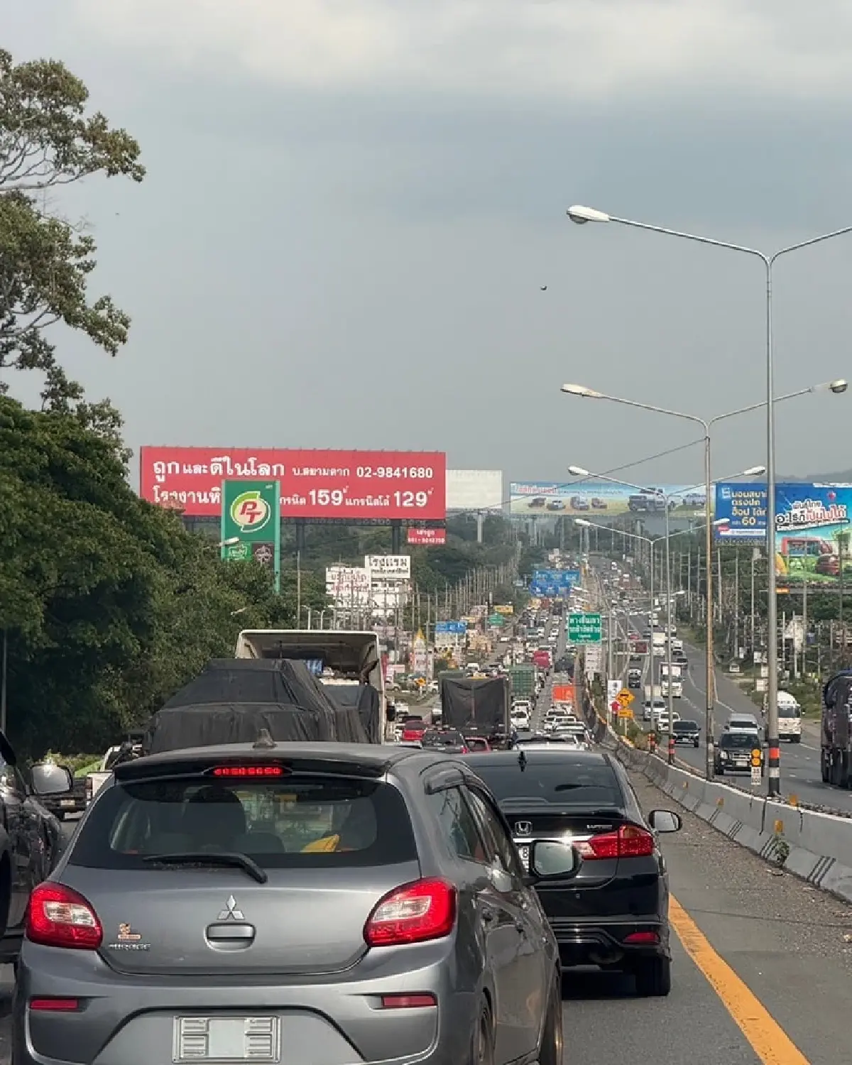 ยังไม่ถึงสงกรานต์ รถติดแล้ว ถนนมิตรภาพ ช่วงขึ้นเนินกลางดง รถเยอะ