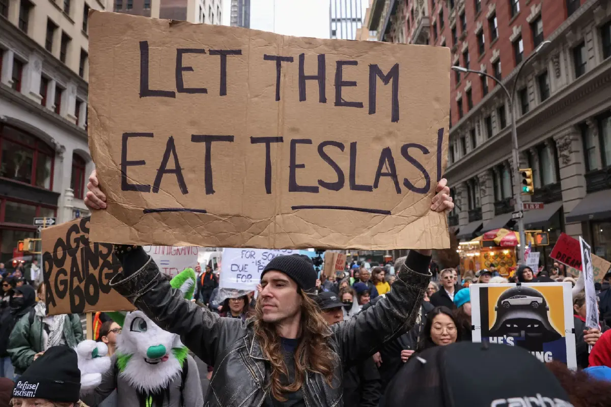 เดือด! คนนับล้านพร้อมใจประท้วงไล่ 'ทรัมป์-มัสก์' ทั่วสหรัฐ-โลก