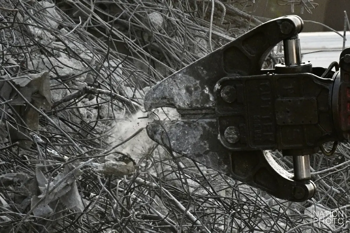 เปิดปฏิบัติการกู้ภัย แบคโฮ SK-1000 ทะลวงปูน หาคนติดค้างใต้ซากตึก