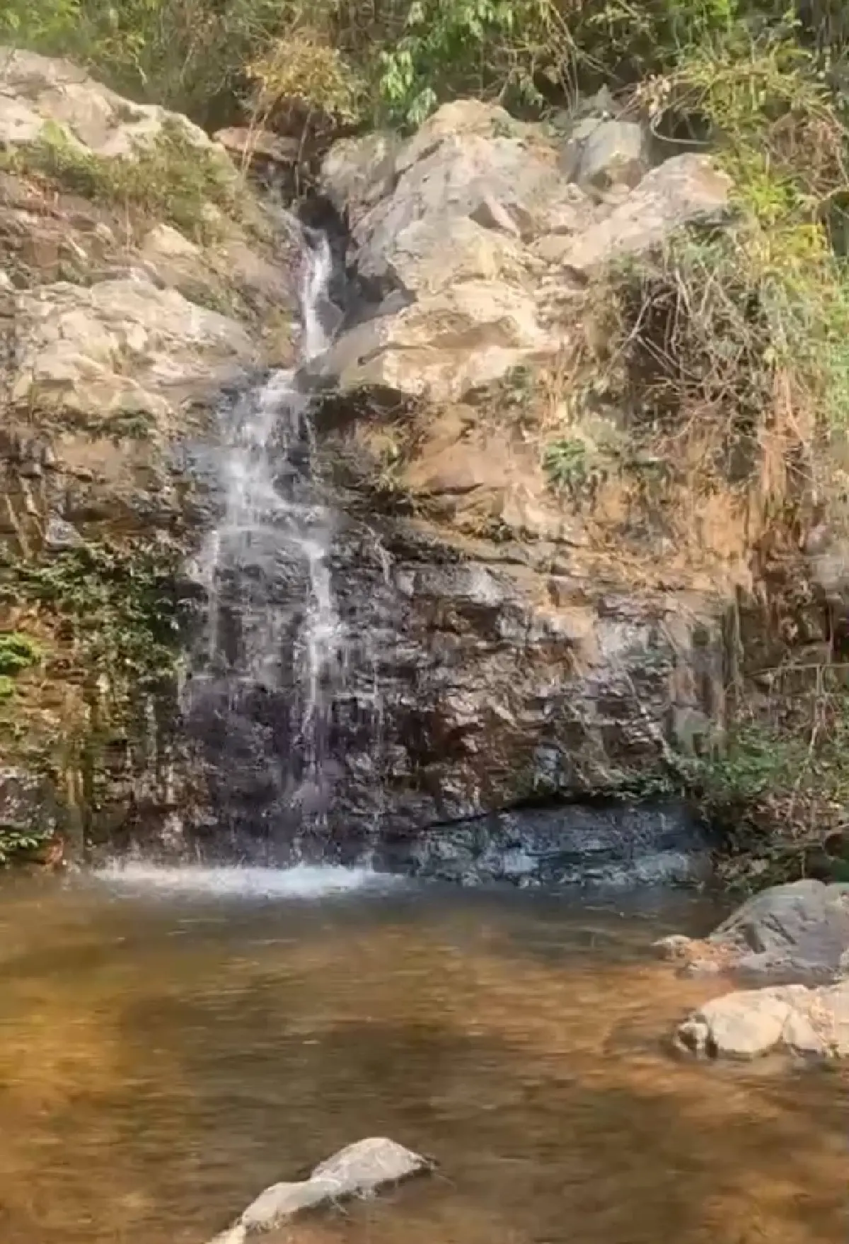 สำรวจน้ำตกห้วยหก หลังแผ่นดินไหว พบมีสีแดง กลิ่นคล้ายกำมะถัน