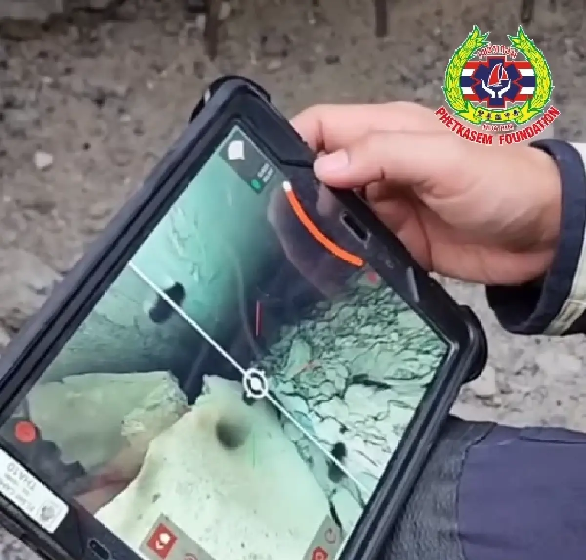 คืบหน้า พบแสงไฟมือถือ ใต้ซากตึกโซน B สแกนพบคน เร่งเปิดโพรงใหญ่