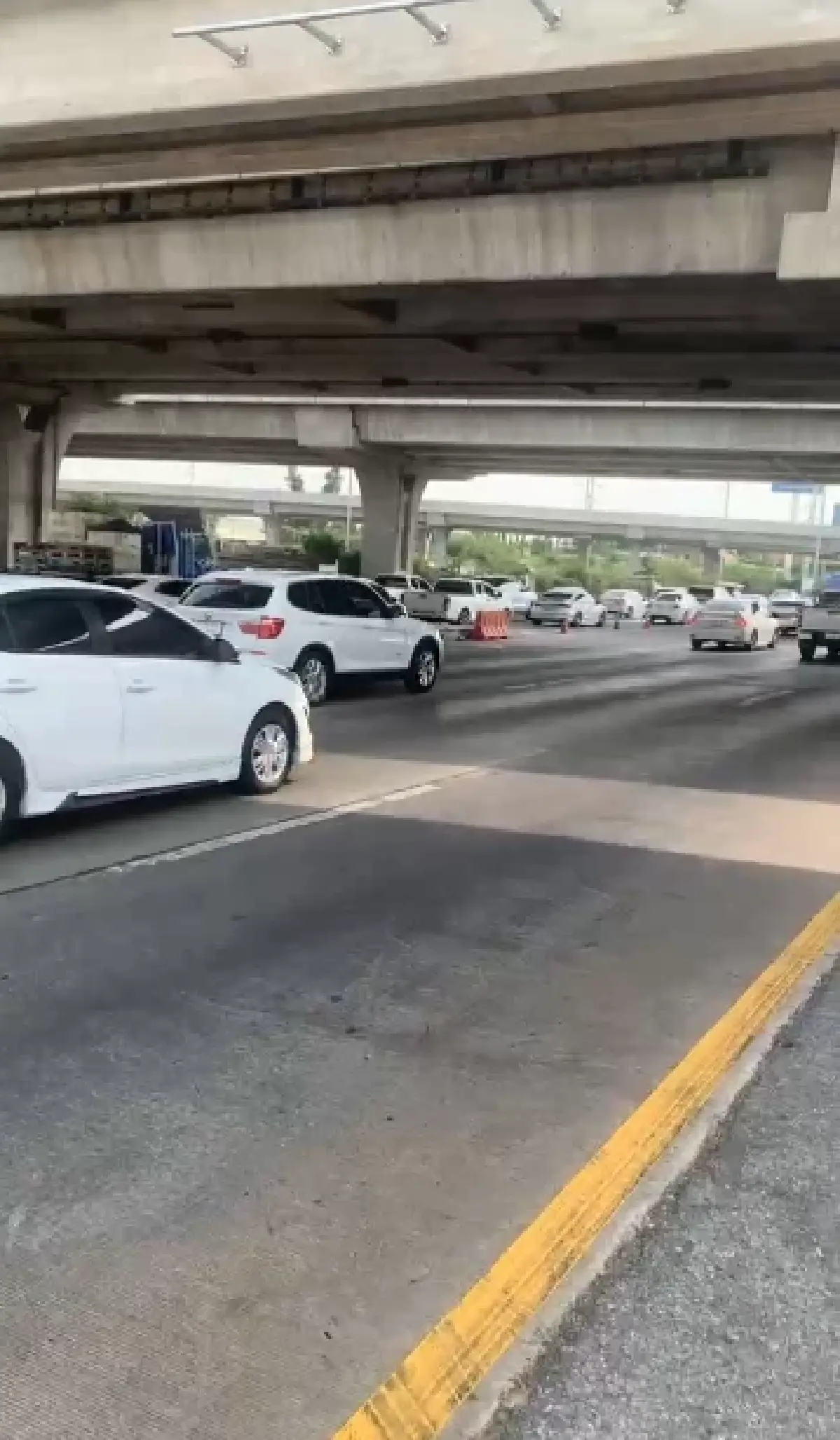 รายงานสด ถนนพหลโยธิน รถเต็มพื้นที่ แนะเส้นทางเลี่ยงบางปะอิน