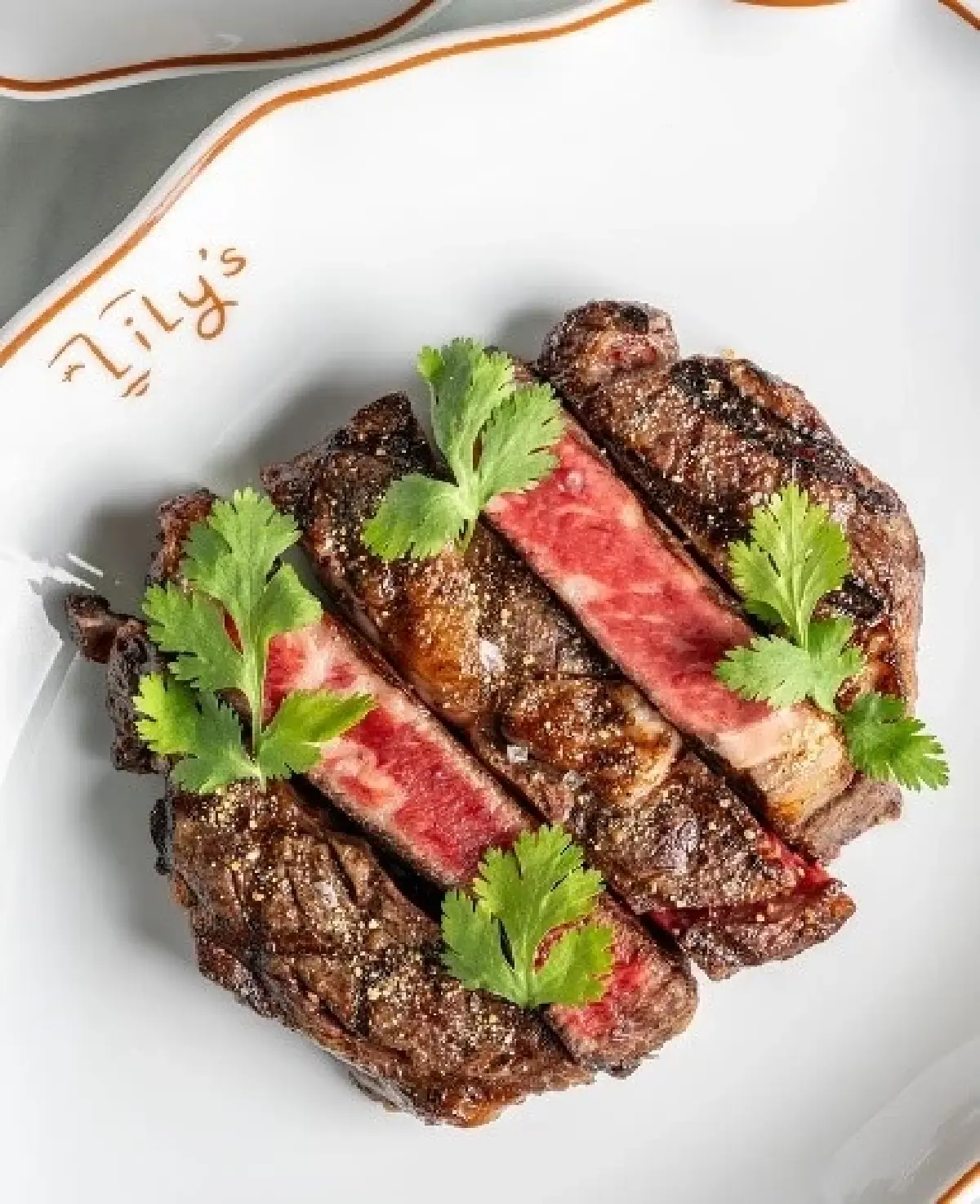 ‘เซตอาหารกลางวัน’ ที่ Lily’s ห้องอาหารสุดชิค ‘วิวสวนลุมพินี’