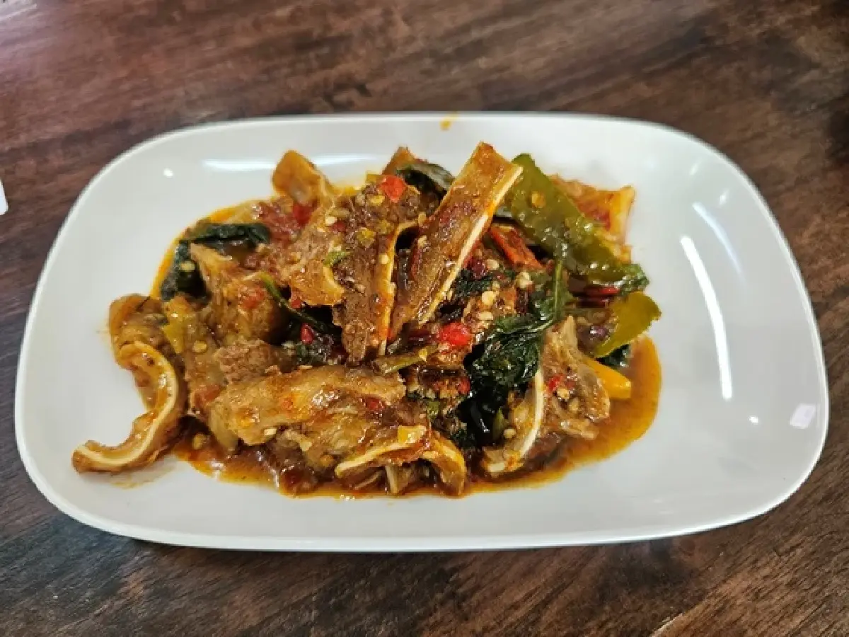 ‘ร้านตั้งใจเผ็ด’ ข้าวแกงเงินล้าน ป๋าชาญ พิจิตร อร่อย ไม่เหมือนใคร