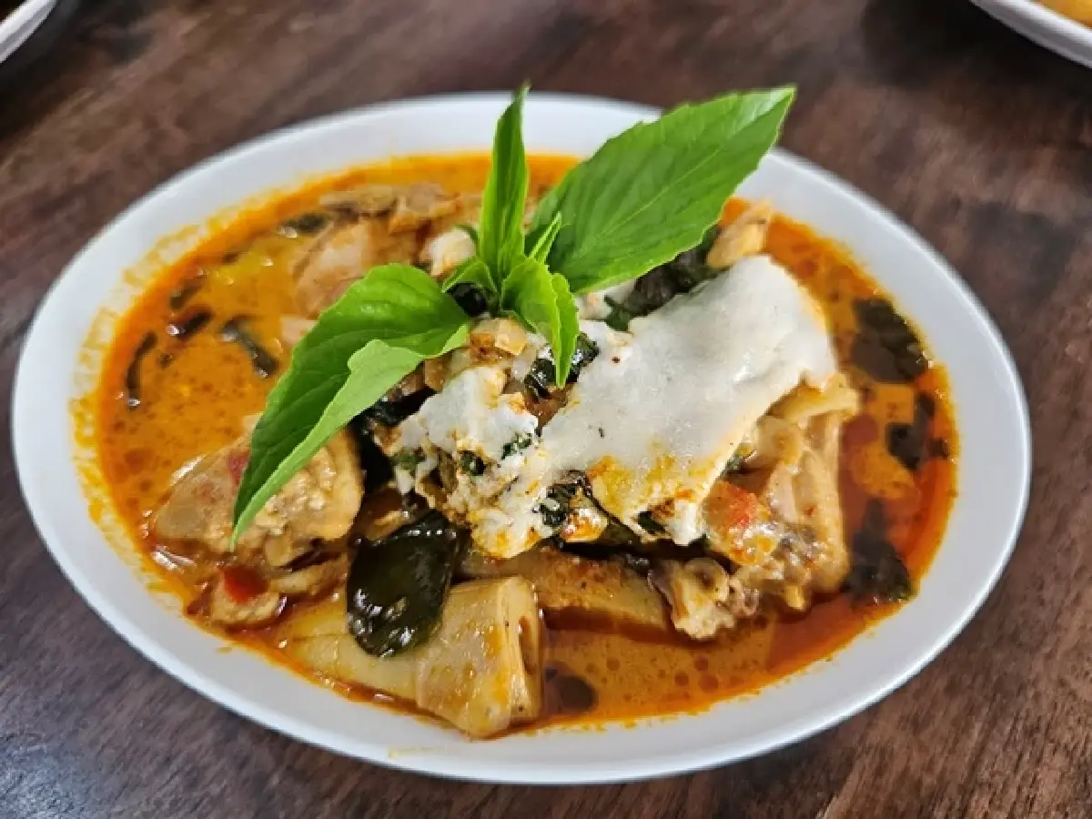 ‘ร้านตั้งใจเผ็ด’ ข้าวแกงเงินล้าน ป๋าชาญ พิจิตร อร่อย ไม่เหมือนใคร