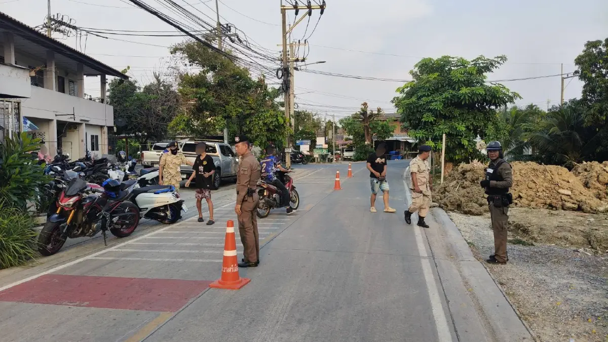 เมืองนนทบุรีตั้งจุดตรวจ โดนไป 5 คน สงสัยมียาเสพติด