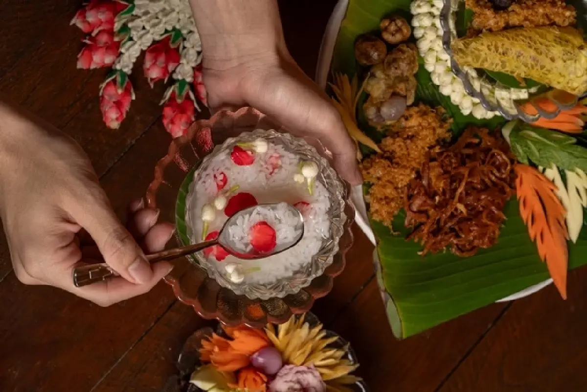 ‘ข้าวแช่’ ตำรับชาววัง สูตร กว่า 30 ปี  โดย ‘เชฟวรินธร สัมฤทธิ์ผล’