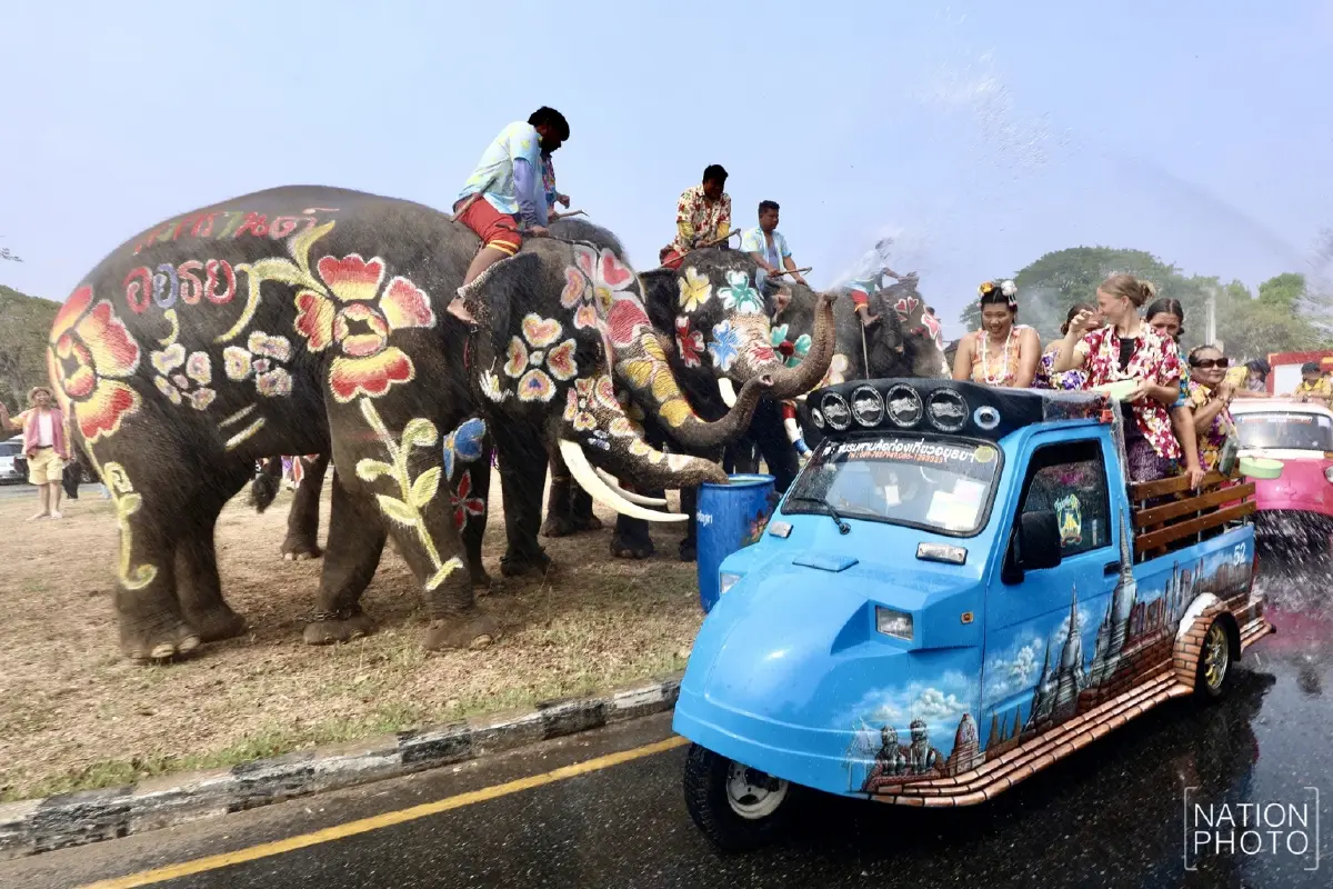 ไฮไลต์สงกรานต์กรุงเก่า ช้างแต่งสวยเล่นน้ำ ดึงดูดนักท่องเที่ยว