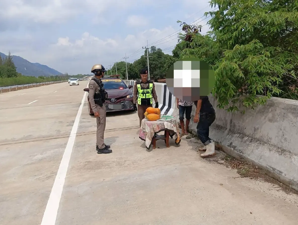 อย่าทำตาม โคราชวุ่น ชาวบ้านตั้งร้านขายผลไม้ กลางมอเตอร์เวย์ M6