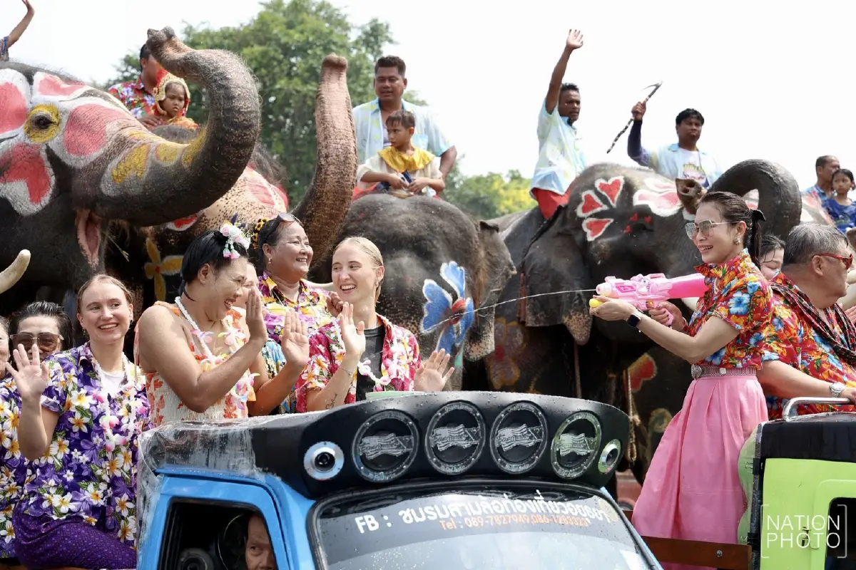 ไฮไลต์สงกรานต์กรุงเก่า ช้างแต่งสวยเล่นน้ำ ดึงดูดนักท่องเที่ยว