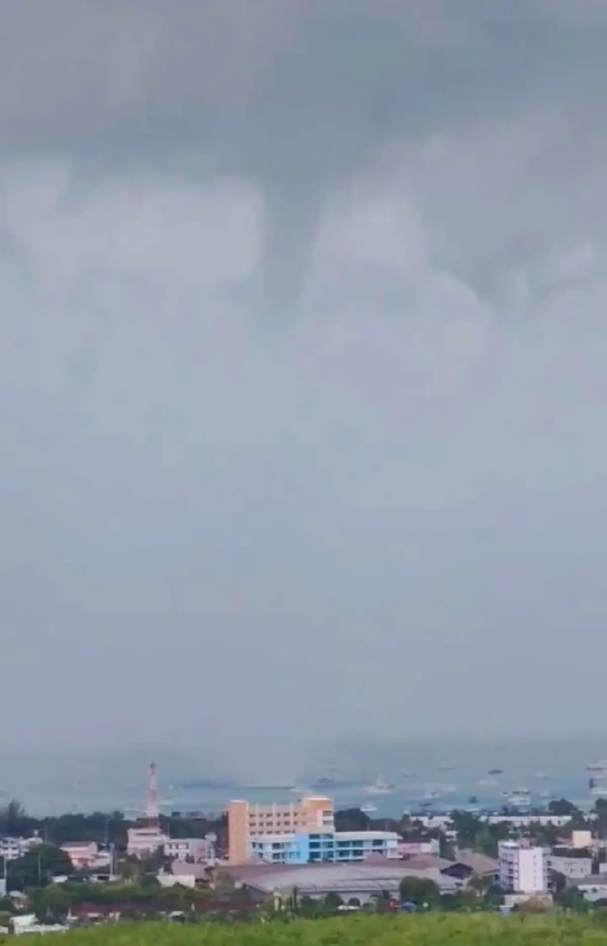 นาทีระทึก! พายุหมุนถล่มกลางทะเลภูเก็ต ตะลึงเพิ่งเจอ พายุงวงช้าง