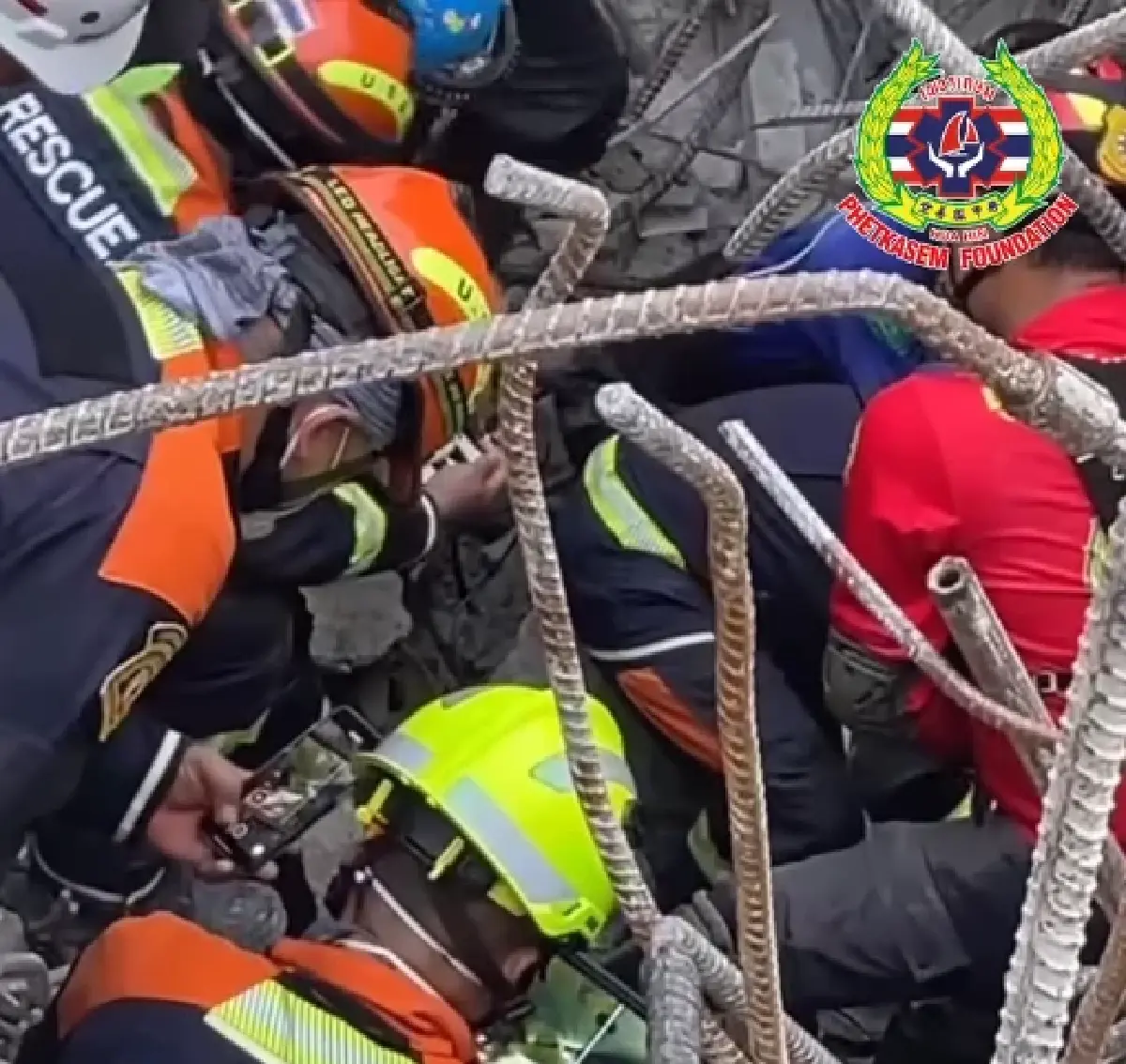 คืบหน้า พบแสงไฟมือถือ ใต้ซากตึกโซน B สแกนพบคน เร่งเปิดโพรงใหญ่