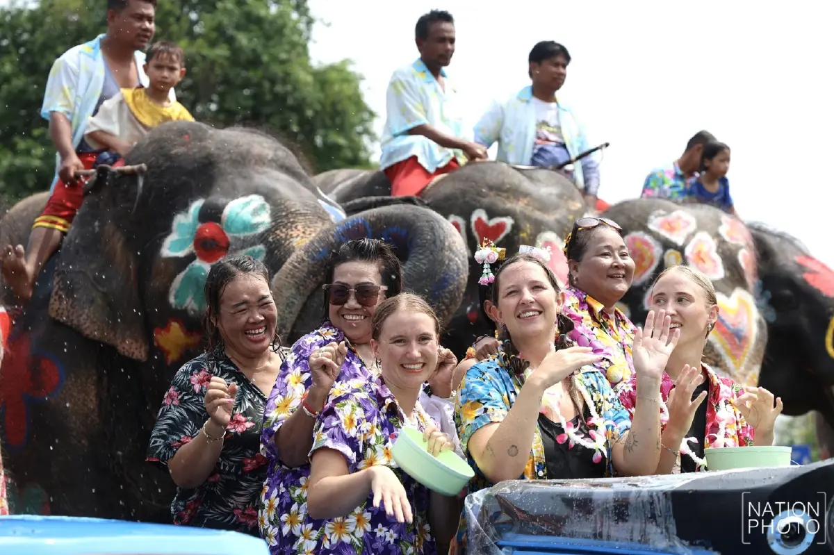 ไฮไลต์สงกรานต์กรุงเก่า ช้างแต่งสวยเล่นน้ำ ดึงดูดนักท่องเที่ยว