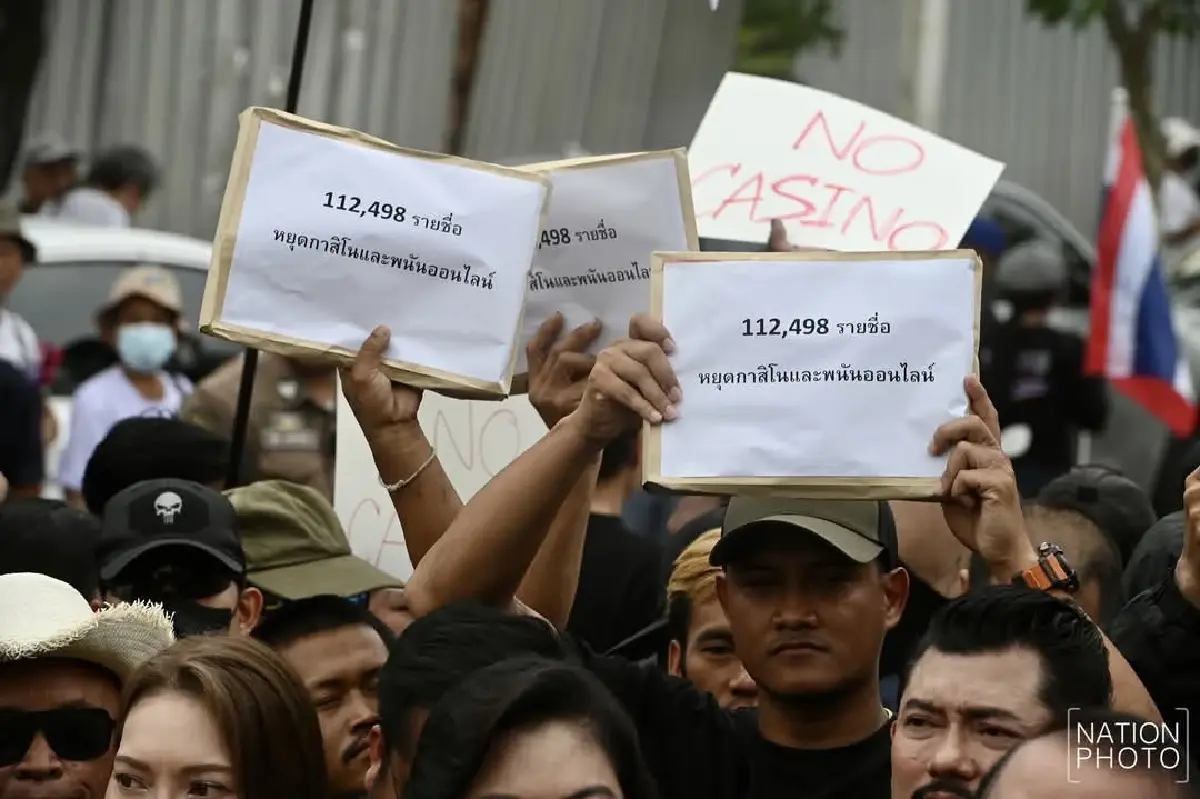 'ม็อบต้านกาสิโน' บุกสภา ค้านร่างเอ็นเตอร์เทนเมนต์คอมเพล็กซ์