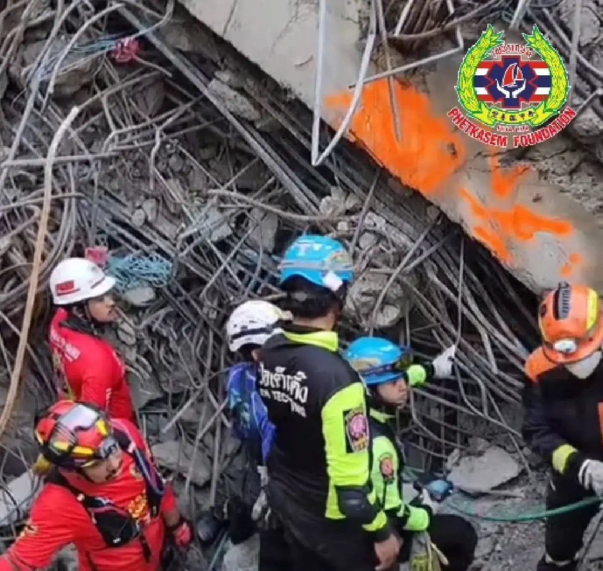 คืบหน้า พบแสงไฟมือถือ ใต้ซากตึกโซน B สแกนพบคน เร่งเปิดโพรงใหญ่