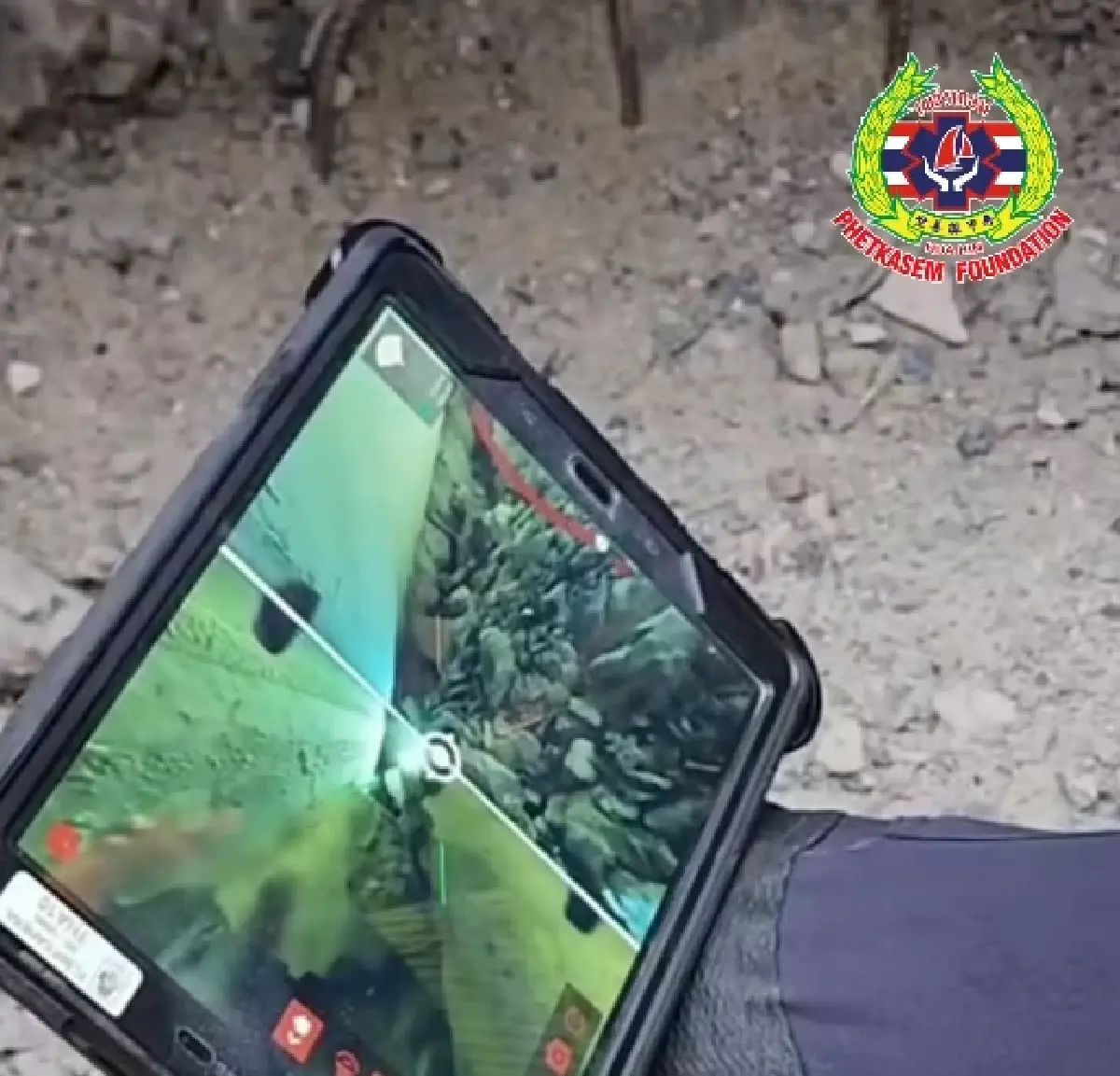 คืบหน้า พบแสงไฟมือถือ ใต้ซากตึกโซน B สแกนพบคน เร่งเปิดโพรงใหญ่