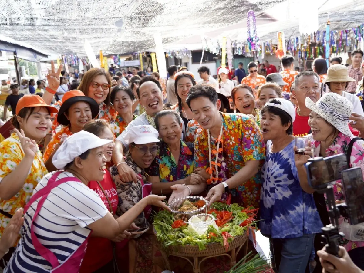 \'เท้ง-พิธา-ชัยธวัช \' นำทีม สส. แอ่วเหนือเล่นสงกรานต์ลำปาง-เชียงใหม่