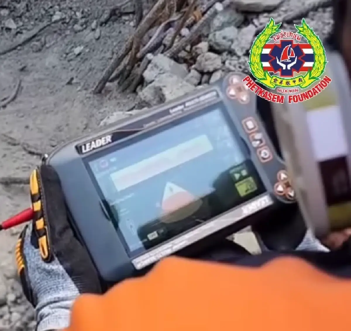 คืบหน้า พบแสงไฟมือถือ ใต้ซากตึกโซน B สแกนพบคน เร่งเปิดโพรงใหญ่