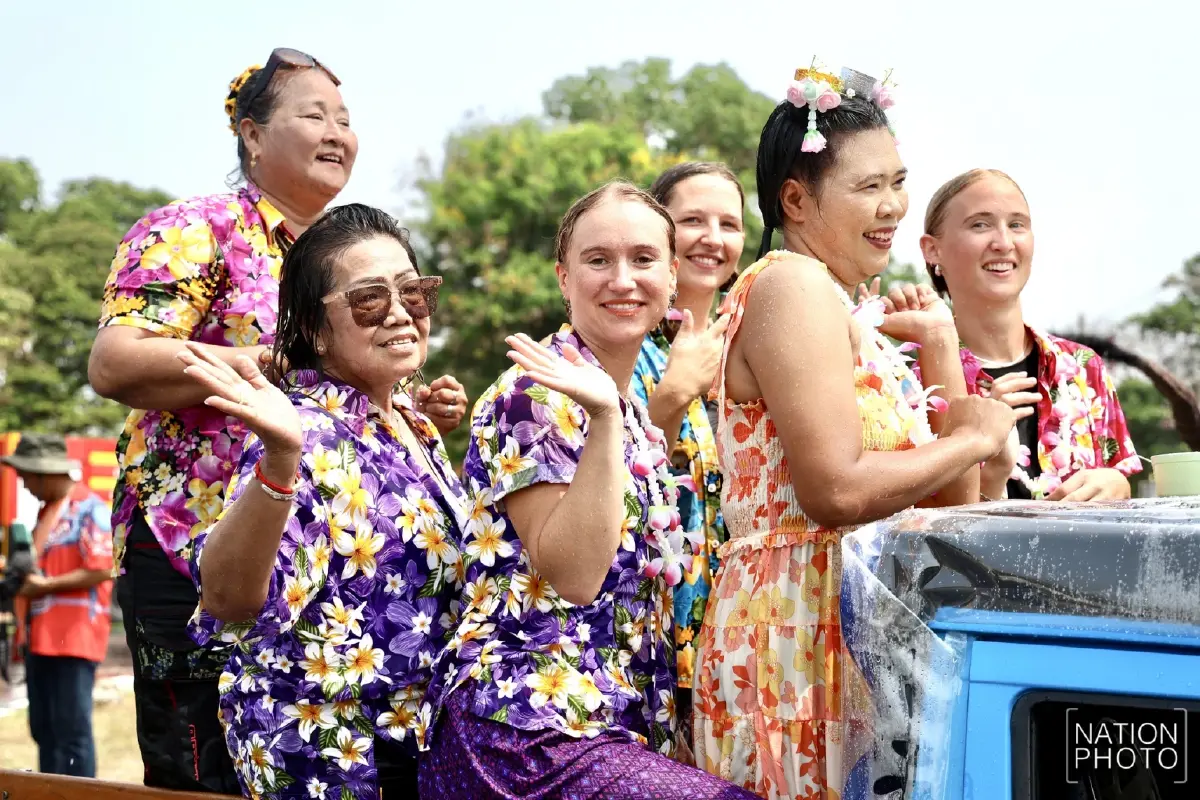 ไฮไลต์สงกรานต์กรุงเก่า ช้างแต่งสวยเล่นน้ำ ดึงดูดนักท่องเที่ยว