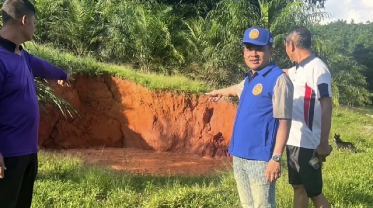 ผวา ดินยุบเป็นหลุมขนาดใหญ่ แผ่นดินแยก ชาวบ้านคาดผลจากแผ่นดินไหว