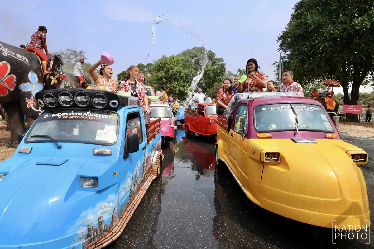 ไฮไลต์สงกรานต์กรุงเก่า ช้างแต่งสวยเล่นน้ำ ดึงดูดนักท่องเที่ยว