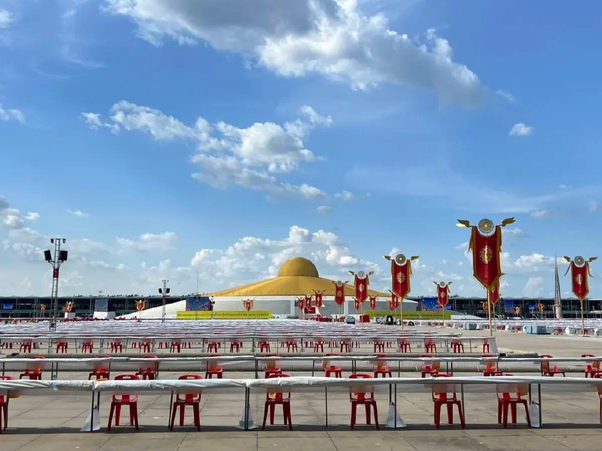 คนปทุมเลี่ยงรถติด ถนนคลองหลวง วัดพระธรรมกาย มีงานบุญใหญ่ ตลอดวัน