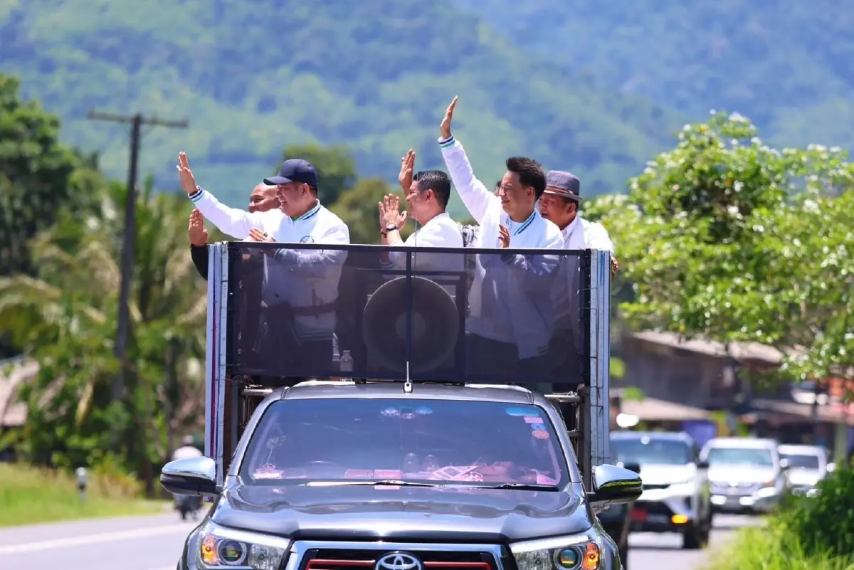 ‘ธรรมนัส’ ล้อมวงกินน้ำชา ชาวบ้าน ช่วย บิ๊กโอ หาเสียง นครศรีฯ เขต8