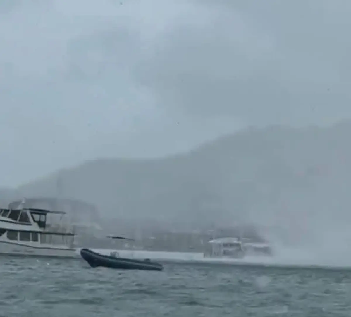 นาทีระทึก! พายุหมุนถล่มกลางทะเลภูเก็ต ตะลึงเพิ่งเจอ พายุงวงช้าง