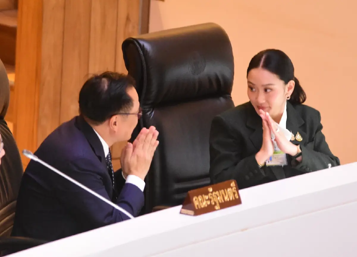 ‘อนุทิน’ ปัดตอบปม ‘ทักษิณ’ ทวงเก้าอี้ มท. ไม่น้อยใจ ยันไม่ถอนตัว