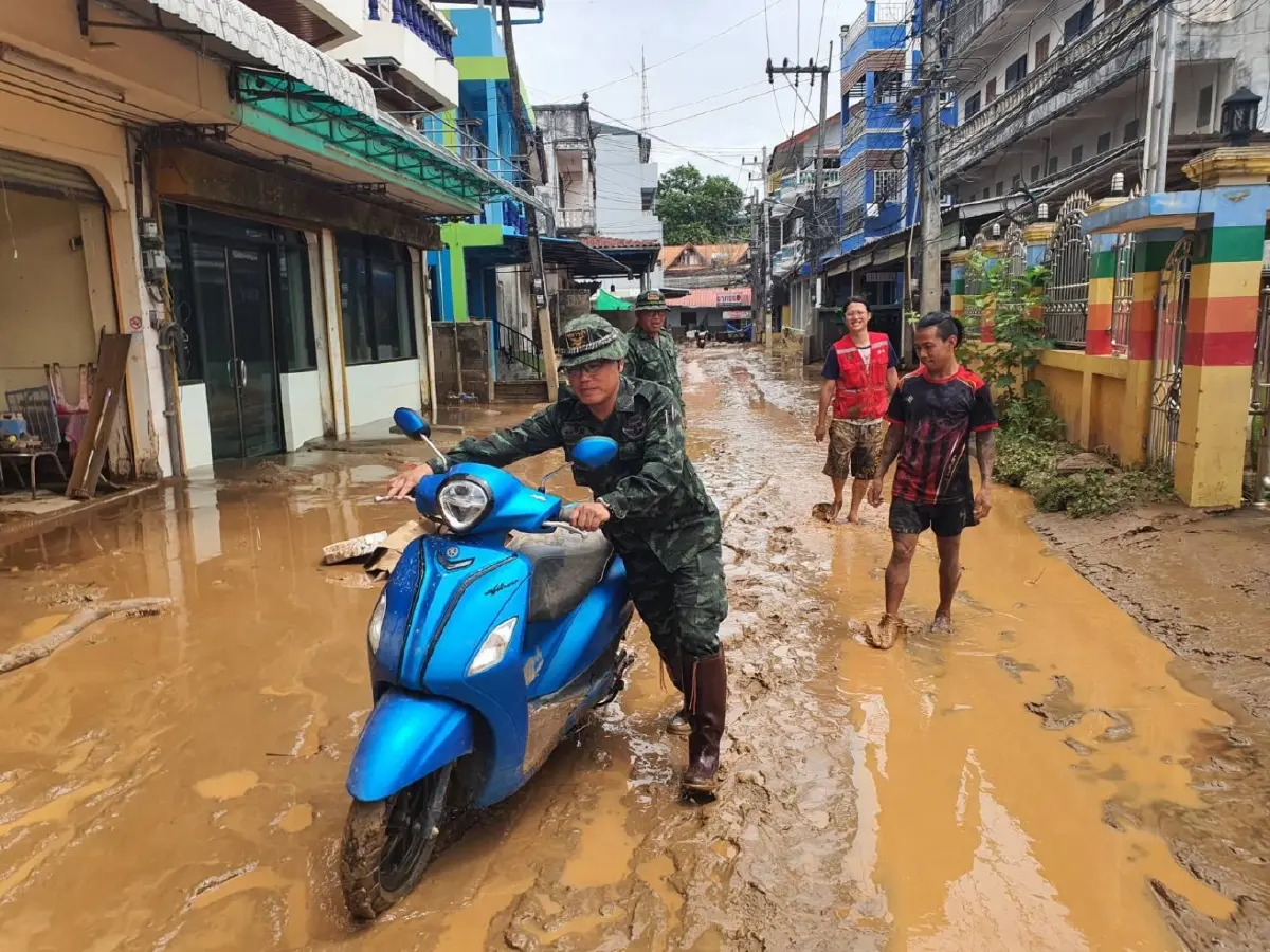 มทภ.3 ระดมทหาร ทำแนวกั้นน้ำ เสริมบิ๊กแบ็ก หลังระดับน้ำแม่สายเพิ่มสูง