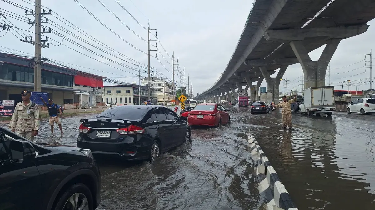 คืบหน้าล่าสุด ถนนพระราม 2 ฝนตกหนัก น้ำท่วมแล้ว รถติดหนึบ ทางหลัก