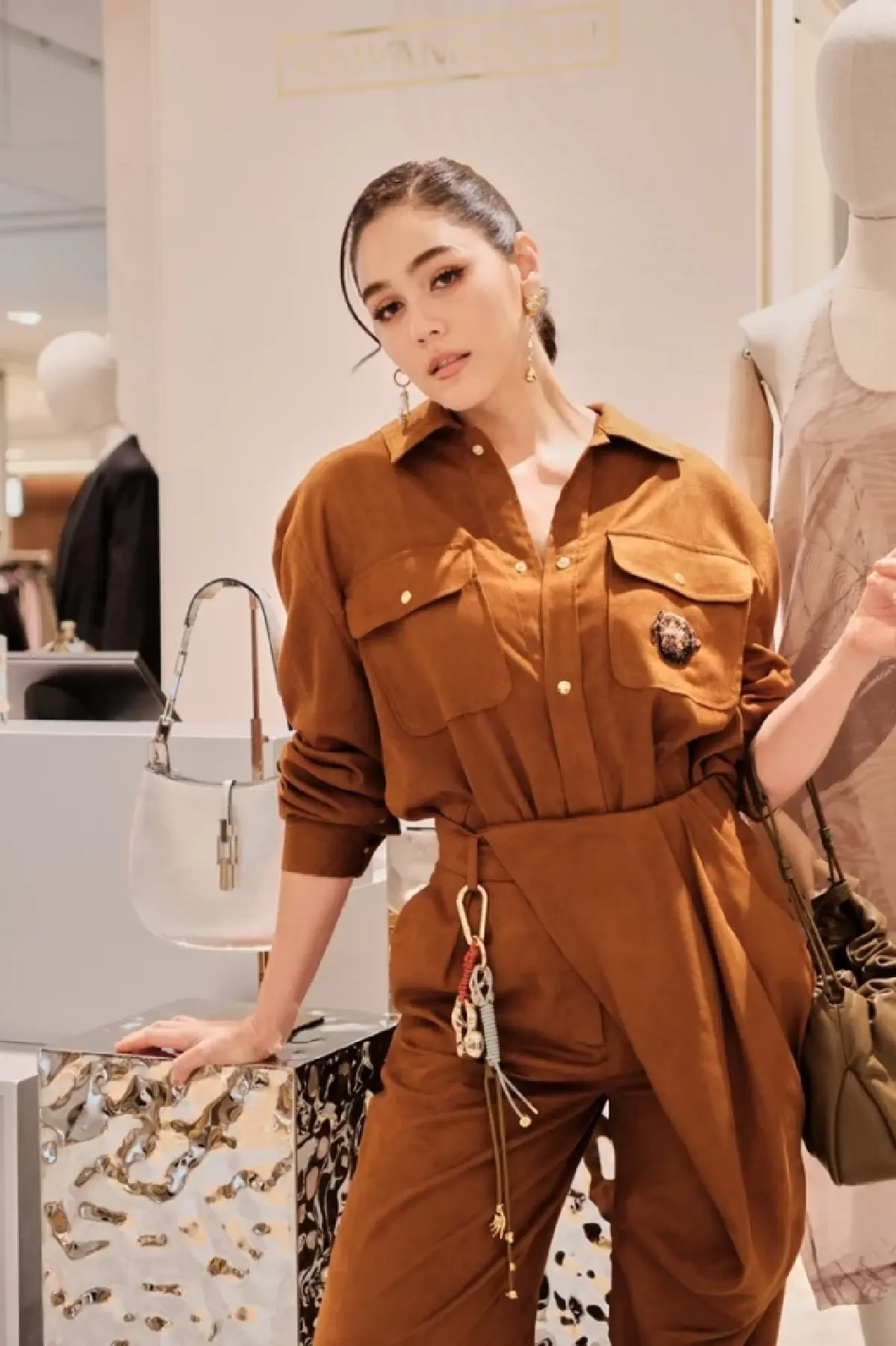 ลุคออกงาน ชมพู่ อารยา @SIRIVANNAVARI Pop up Store กรุงปารีส