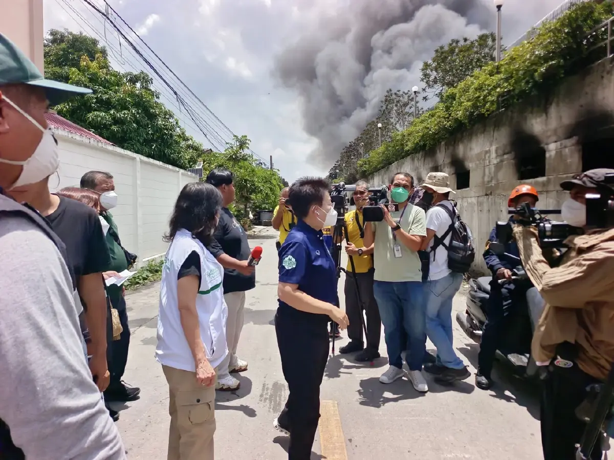 อัปเดต ไฟไหม้โรงงานเฟอร์นิเจอร์ PM2.5 พุ่งอันตราย สั่งอพยพด่วน