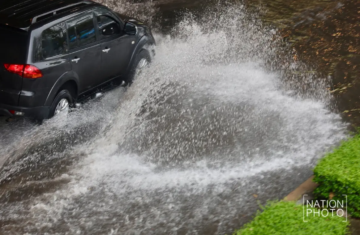 กรุงเทพฝนตกหนัก น้ำท่วมรอระบาย รถวิ่งลุยถนนน้ำขัง