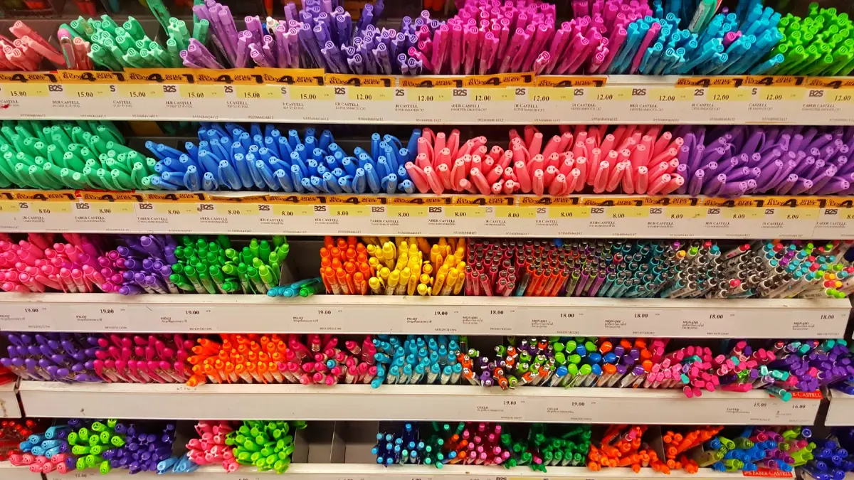 ‘ร้านเครื่องเขียน’ ใกล้ตาย ? เด็กรุ่นใหม่ใช้ iPad แทนกระดาษ ปากกา-ดินสอ กอดคอยอดขายร่วง