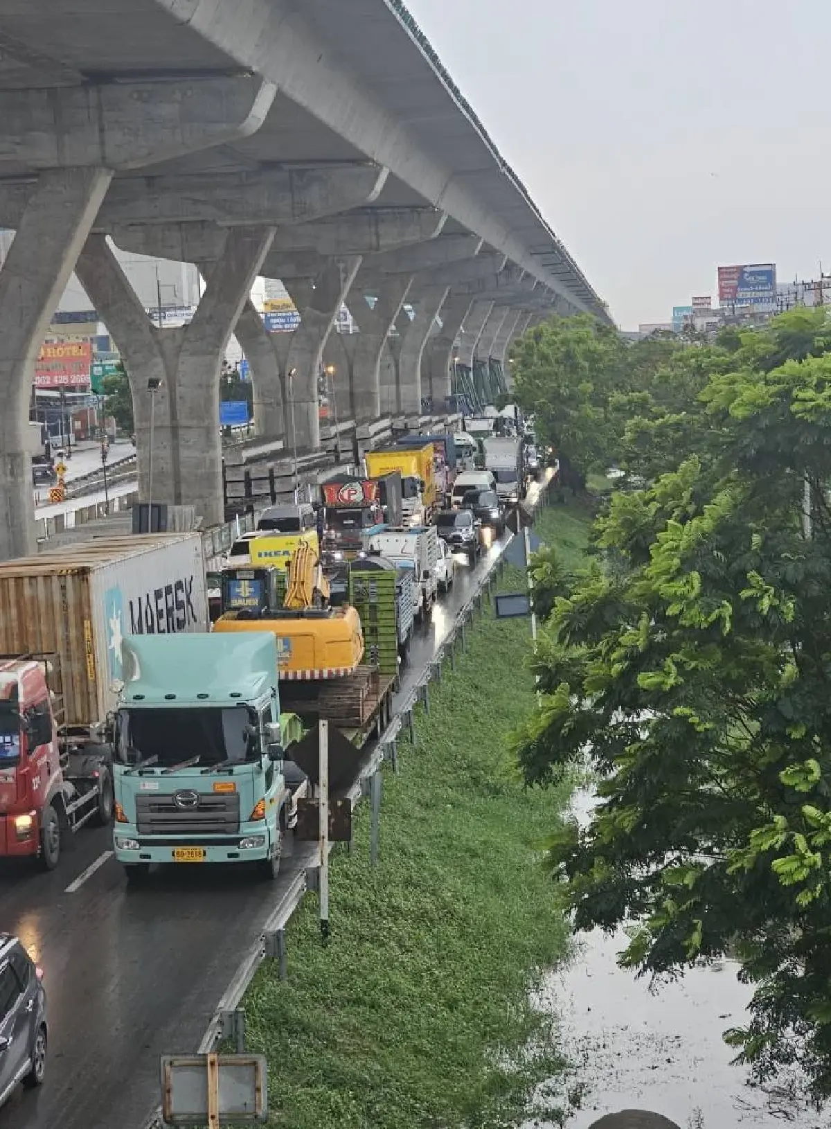 คืบหน้าล่าสุด ถนนพระราม 2 ฝนตกหนัก น้ำท่วมแล้ว รถติดหนึบ ทางหลัก
