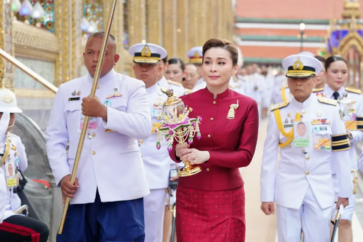 ในหลวง-พระราชินี เสด็จฯ ทรงบำเพ็ญพระราชกุศล วันวิสาขบูชา 2568