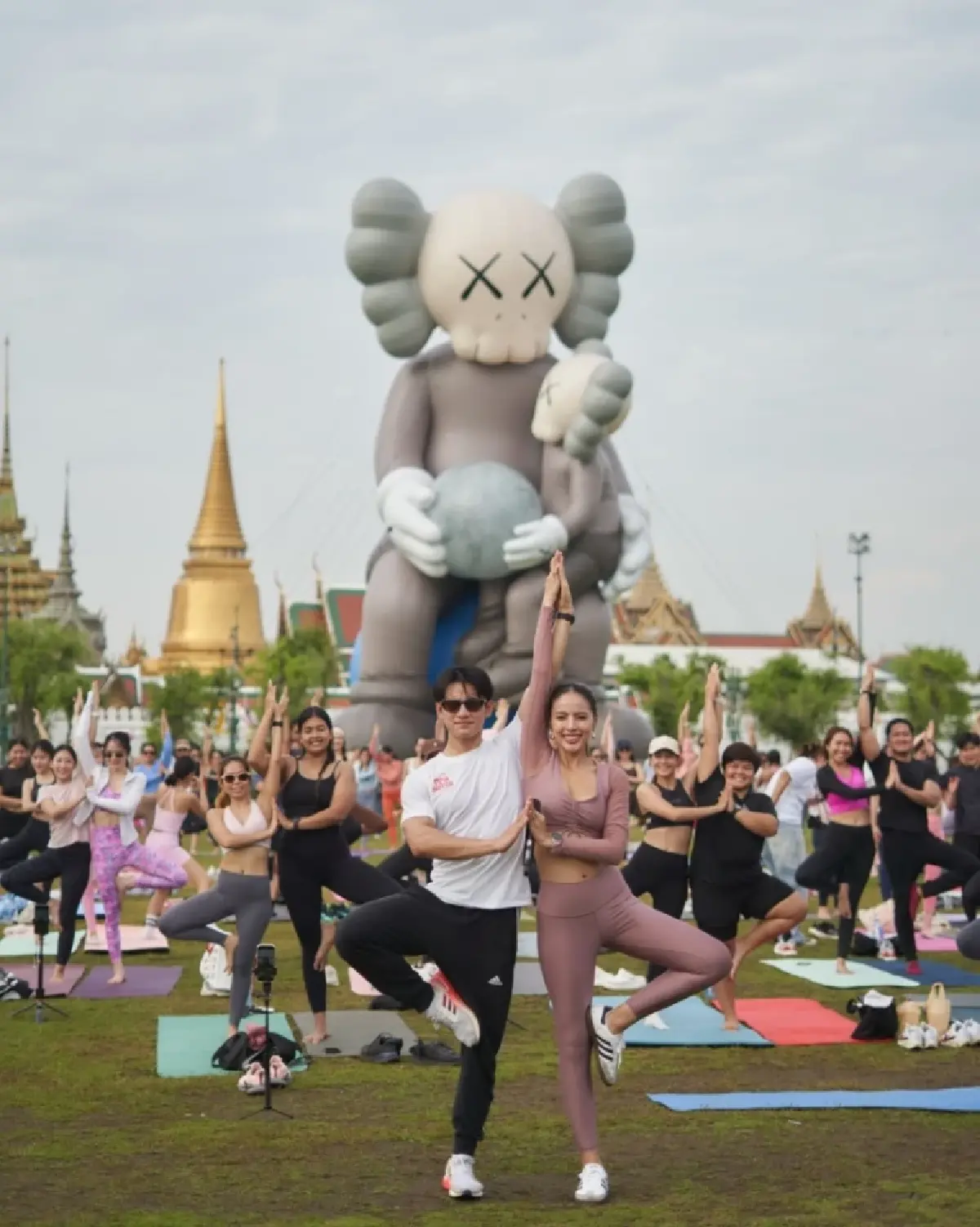 ทำยาดม กางเก้าอี้ผ้าใบนอนชม KAWS:HOLIDAY THAILAND กลางสนามหลวง