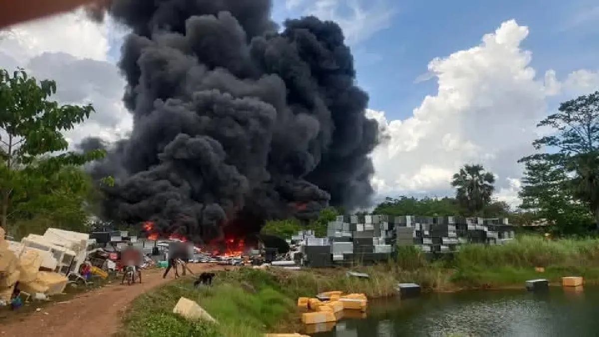 ไฟไหม้โรงงานเก็บวัสดุ ต.สระขวัญ สระแก้ว ควันดำพุ่ง เร่งคุมเพลิง