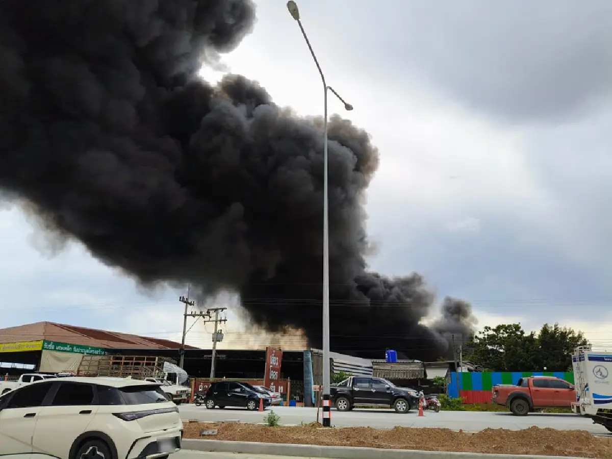ไฟไหม้โรงงานเก็บวัสดุ ต.สระขวัญ สระแก้ว ควันดำพุ่ง เร่งคุมเพลิง
