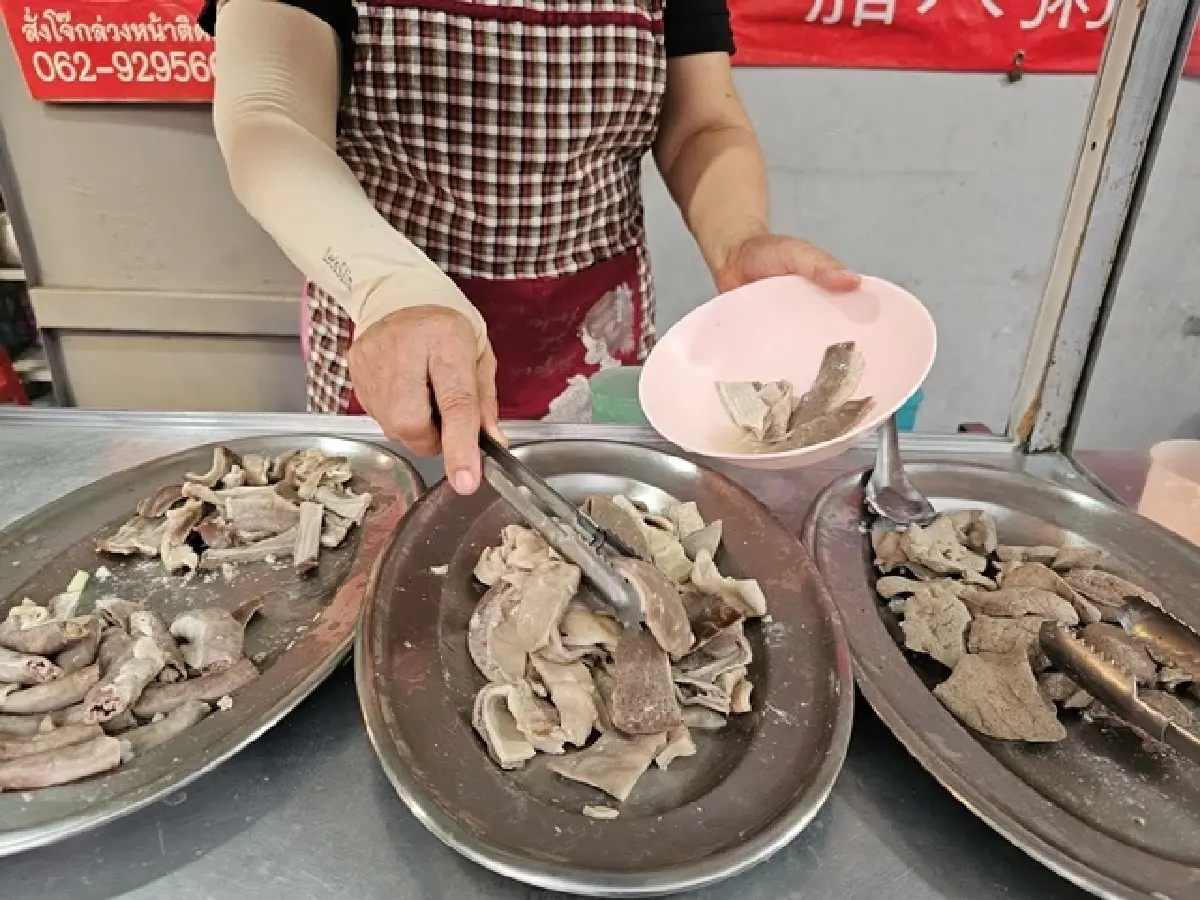 ‘โจ๊กสะพานหัน’ ต้มเตาถ่าน ข้าวข้นๆ เครื่องแน่นๆ อร่อยมา 50 ปี